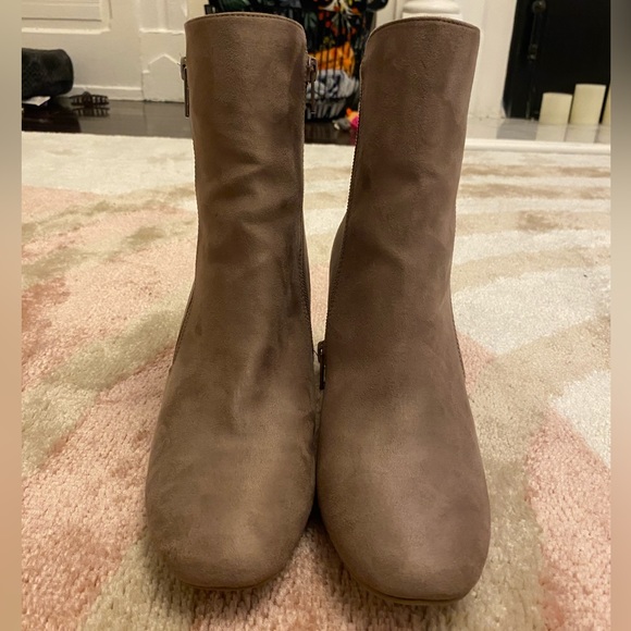 Women’s “Report” booties - Picture 2 of 6